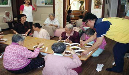 연희동 어르신‘사랑의 자장면 대접’경로행사 실시 사진